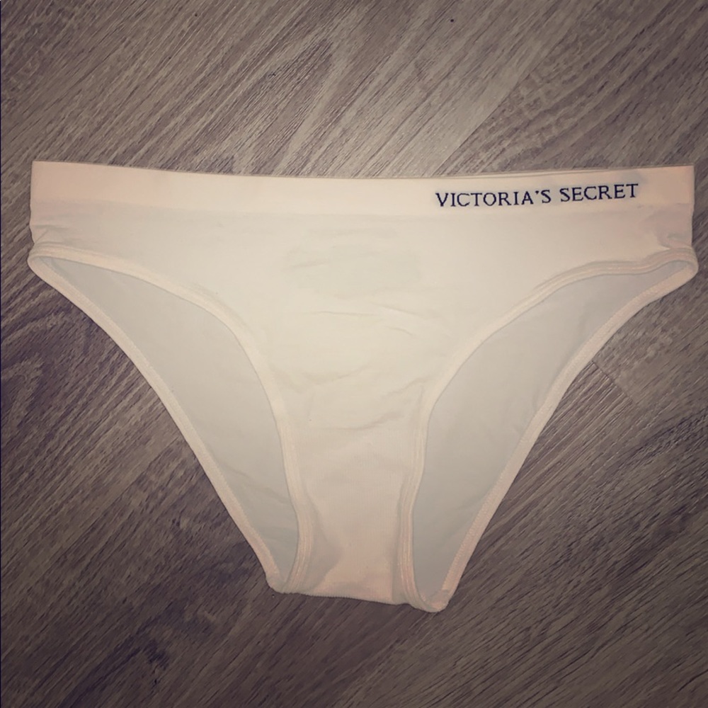 VS White Seamless cheekini NWOT